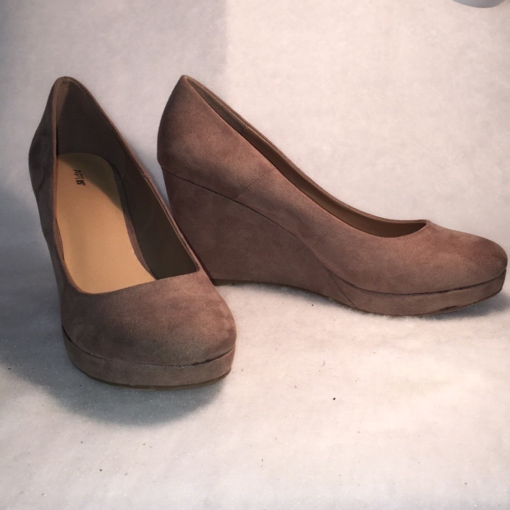 ❤️APT 9 MICRO SUEDE WEDGE ~ 9.5‎